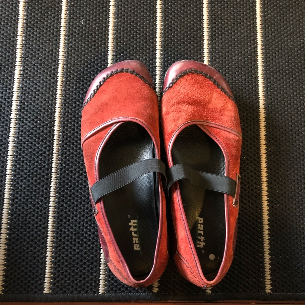 Earth suede and leather clogs with stitching!